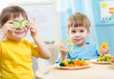 kids-eating-in-kindergarten